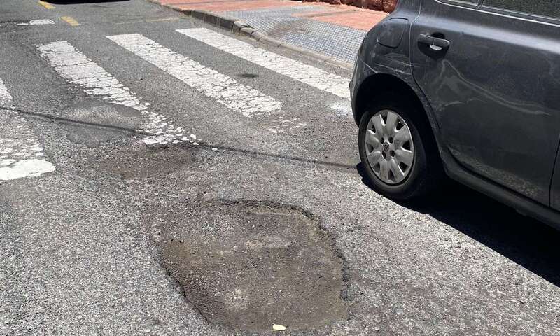 Socavones abiertos en el firme de la calle de La Niña, junto a un paseo de peatones/TA.